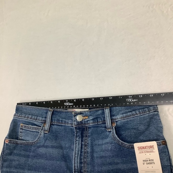 Levi’s NWT Women’s High-Rise 5” Shorts Blue Jeans Size 10 / 30 - Picture 6 of 7